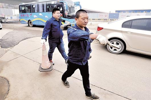 图为:锤钉兄弟利用休息时间上街找钉子