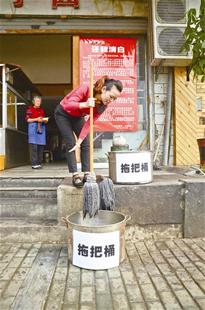 免手洗拖把十大排名_不懂訣竅地板越拖越臟每清潔6平方米要洗1次拖把