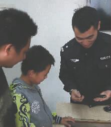 民警向楠楠展示手枪的弹甲