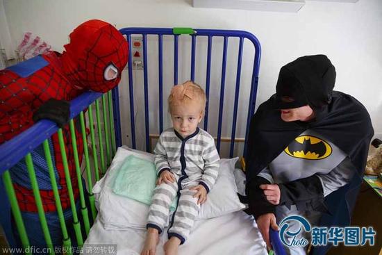 英国清洁工扮超级英雄空降医院 为使住院孩子