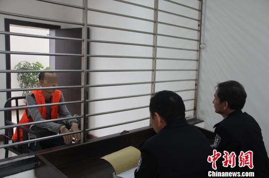 图为枣阳公安局民警在对嫌疑人进行讯问 张玉柱 摄
