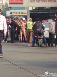 裸身摩的司机涉嫌扰乱公共秩序 网友@杨帆先生 图