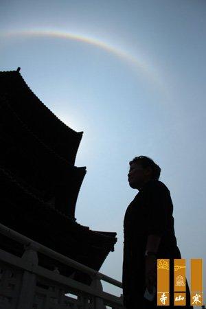 万里晴空 阳光灿烂 寒山寺上空惊现佛光奇景