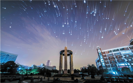 杭州大学生花一个月拍摄超梦幻校园星空(图)