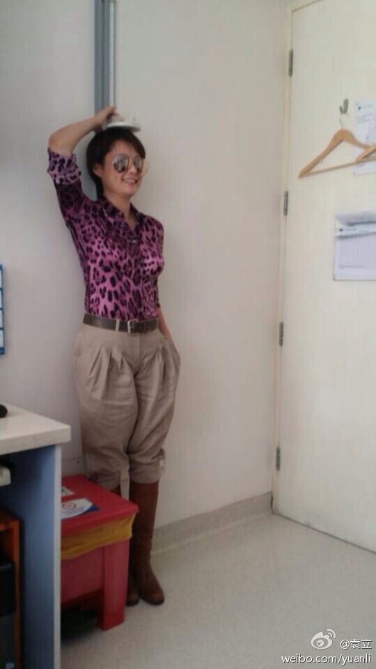 药不能停！袁立医院看病还不忘扮靓耍帅