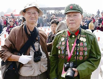 襄阳8旬老人迷恋摄影60年 为居民免费拍照千余