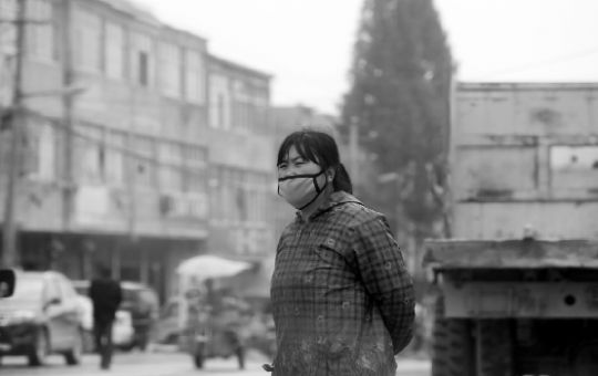 万和镇街上粉尘非常严重,当地不少居民养成了出门戴口罩的习惯。