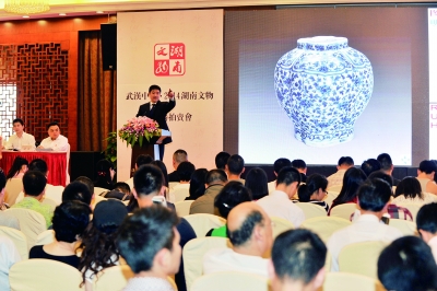 10月23日,长沙潇湘华天大酒店,众多收藏爱好者在参加竞拍。 记者 田超 摄