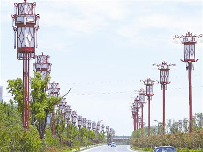 图为：安徽宿州市灵璧县高速公路入口通往县城的景观大道。当地群众反映，由于路灯用电量大，电网难以承受，晚上农村经常停电。