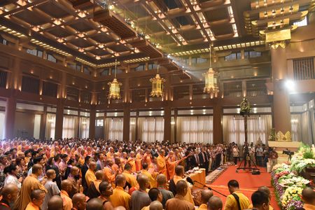 开光典礼进行时，五百余名来自全国各地的嘉宾在灵山宝殿内观礼