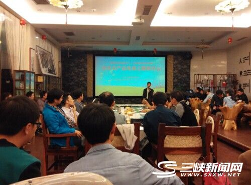 優(yōu)秀電商企業(yè)在做交流發(fā)言。