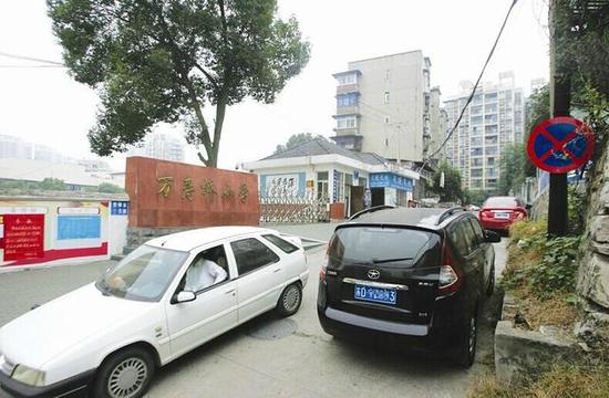 万寿桥小学门前，标有禁停标志的路面停满了私家车。本报记者朱敏 摄