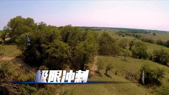 张铁林57岁玩高空滑索 女儿赞其人猿泰山