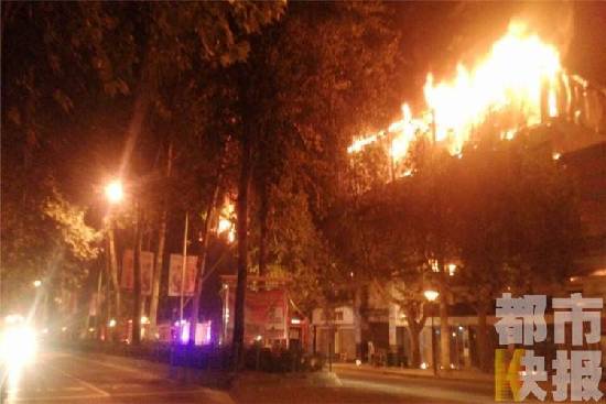 西安锦绣商贸城发生火灾 过火面积约1500余平