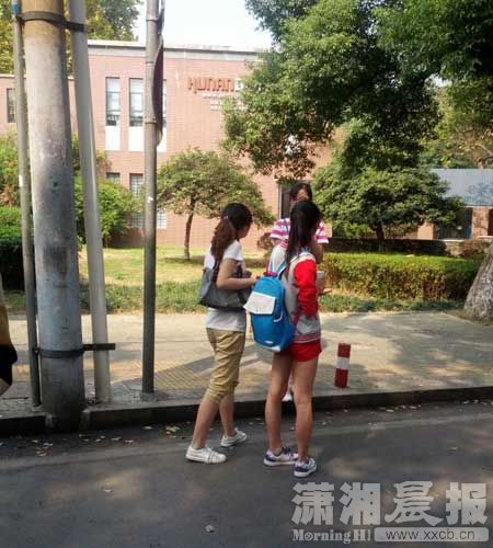 十月末的长沙天最高温度为30℃，女孩们穿着短裙出门。图/潇湘晨报记者 成婧