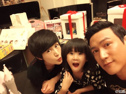  陆毅 为贝儿庆生表情搞怪 不忘 表白 爱妻| 陆毅 |贝