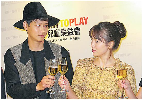 姜东元（左）祝酒时，默默看着拍档宋慧乔（右），女方却好像刻意避开对方视线，莫非担心再传绯闻？
