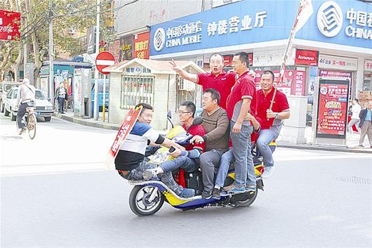 黄石街头现电动车载7人7男子边行驶边喊口号