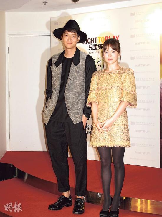 一身金色打扮的宋慧乔（右）出席香港首映礼，全程与姜东元（左）貌合神离。