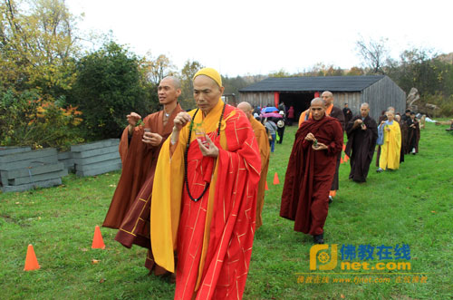 加拿大虚云禅寺洒净暨供僧仪式现场，左一为圣光法师，左二为多伦多正觉寺悟德法师