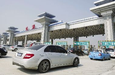昨日,武汉天河机场高速公路开始试运营收费。