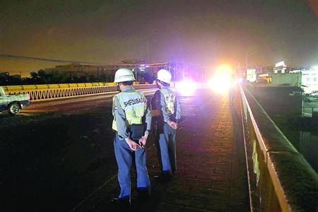 华江路桥“黑猪肝”商贩回潮,城管整治能否打破两区分界线?