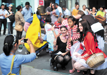 昨日下午，外国志愿者在步行街用cosplay的方式为长沙“蝴蝶之家”筹集善款。 　　邹麟 摄