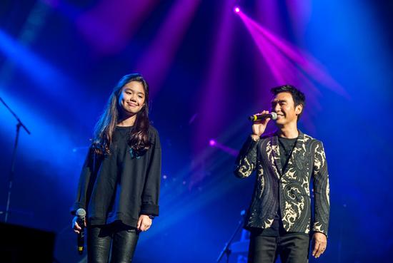 钟镇涛与温拿老友开唱 爱女钟懿送惊喜|钟镇涛|爸爸的话|钟懿_新浪娱乐_新浪网