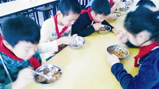 图为：学生在食堂就餐