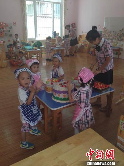 南宁市衡阳西路第二幼儿园的小朋友在做“蛋糕”。 林艳华 摄