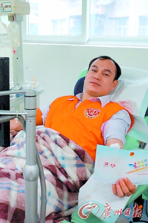 张小宁在献血。(图片由其本人提供)