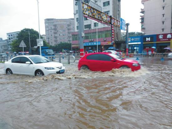 昨日,南充突降暴雨,城区多条道路出现内涝。杨岚 摄