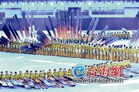 此起彼伏的船桨瞬间围成“怀远楼”