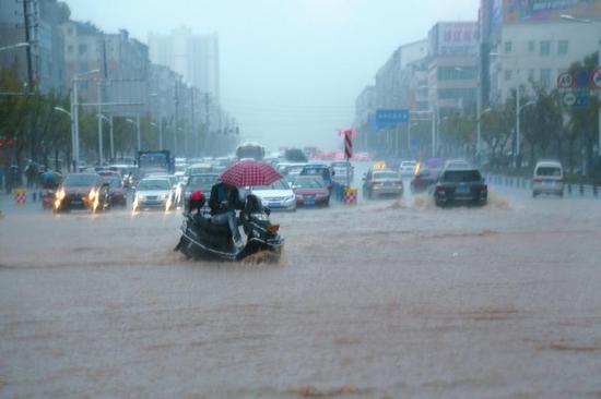 昨日,南充突降暴雨,城区多条道路出现内涝。杨岚 摄
