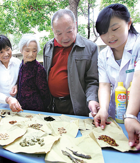社区推出中医现场问诊活动