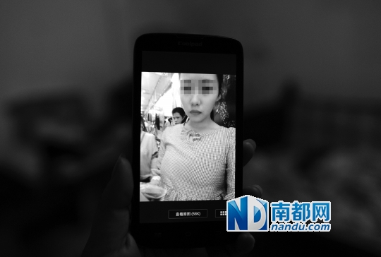 姐姐的手机里存放着李悦生前的照片。据姐姐称,17岁的李悦身材修长,长相俊俏,没想到来莞第20天毙命出租屋。