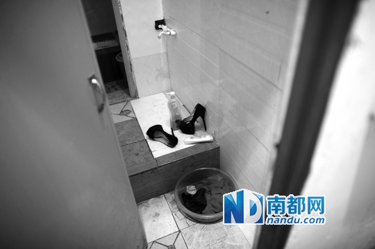 李悦出事的出租屋里摆放着一张梳妆台,凌乱不堪。 南都记者 梁清 摄
