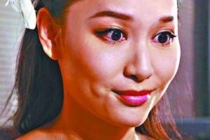 徐子珊10月初出席活动时,被媒体指其表情僵硬、面容浮肿,还惊现大小眼。