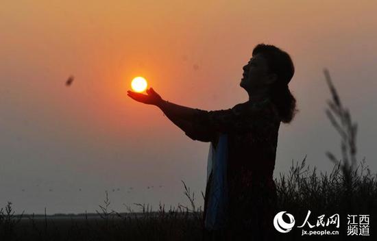 鄱阳湖水位下降,飘荡的芦苇群成为人们游乐的天堂。(鲍赣生/摄)