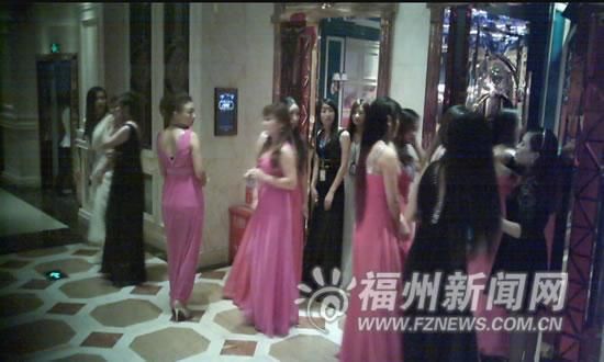 打扮妖艳的女孩们在走廊等待着陪酒