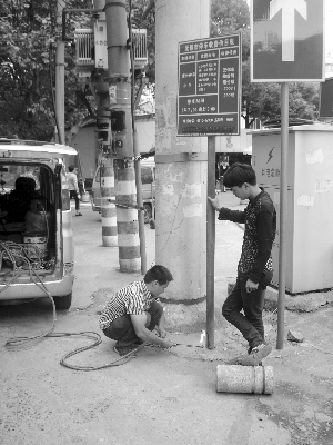 锡城部分路段现假冒停车牌 没收费标准照收费