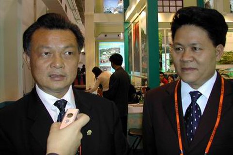 2005年,原贺州市委书记李达球(已判刑)、原贺州市长陈利丹(右)接受媒体采访。