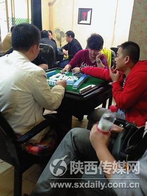 西安一家中老年活动站里坐满了二十来岁正在打牌的年轻人