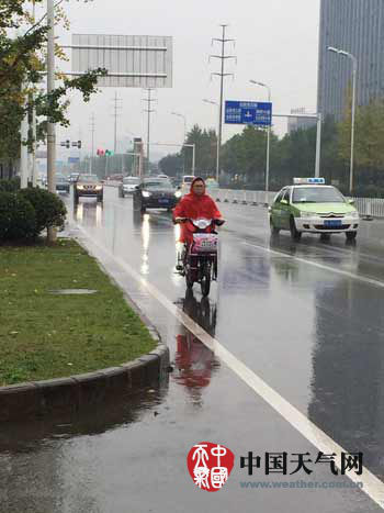 今天14时，武汉降雨仍在继续。(图/鲁静)