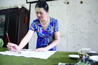 南京"草根"女画家钟情写画红楼梦