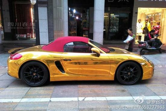 成都春熙路惊现土豪金车