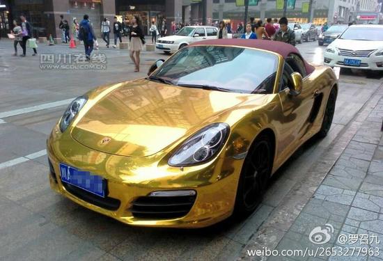 成都春熙路惊现土豪金车
