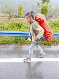 内蒙鄂温克族青年徒步半年到黄石