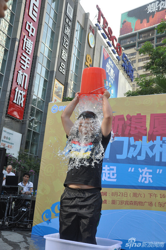 #厦门冰桶挑战#引围观 点名传递爱心