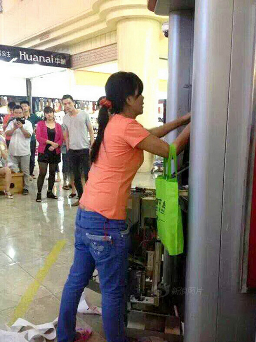 女子因银行卡被吞徒手拆ATM机